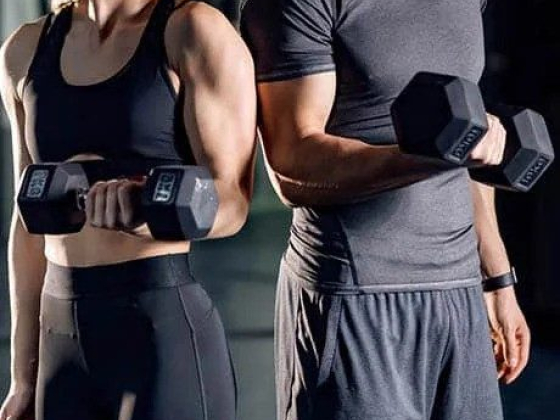 Fit individuals exercising together with weights