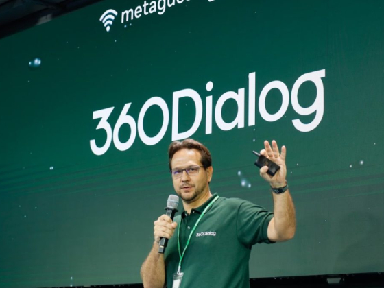 Presenter on stage at 360Dialog conference