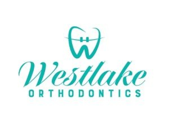 Logo featuring a tooth with braces and clinic name